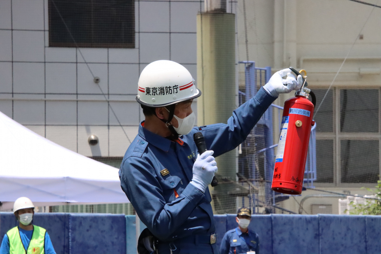 町田消防署員による消火器の説明