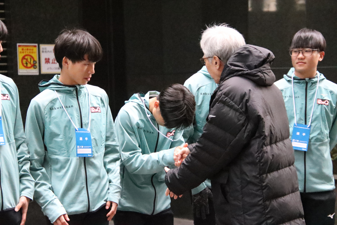 大澤英雄理事長が各選手と握手を交わす場面も